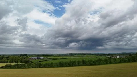 Dramatic Storm Clouds Over Green Rural Farmland Foto stock