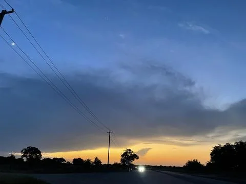 Dramatic Storm Clouds Over Rural Texas Road at Twilight Fotos Stock