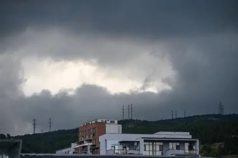 Dramatic Storm Clouds Over Urban Landscape Foto stock