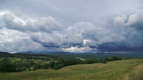 Dramatic Storm Clouds Rolling Over a Hill 4K Timelapse 動画素材 100642156
