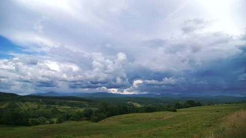 Dramatic Storm Clouds Rolling Over a Hill 4K Vídeo Stock 100642157