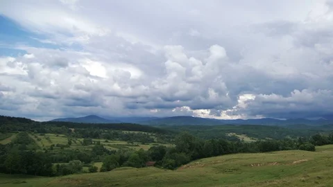Dramatic Storm Clouds Rolling Over a Hill 4K 2 動画素材 100642163
