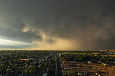 Dramatic storm clouds sweep across the sky at sunset. Foto stock