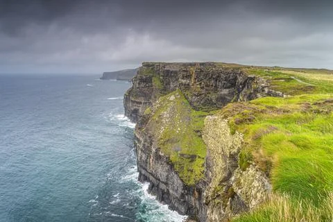 Dramatic storm sky over iconic Cliffs of Moher, Ireland Foto stock