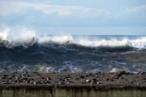 Dramatic storm waves crashing on a pebble beach, Black Sea coast Foto stock