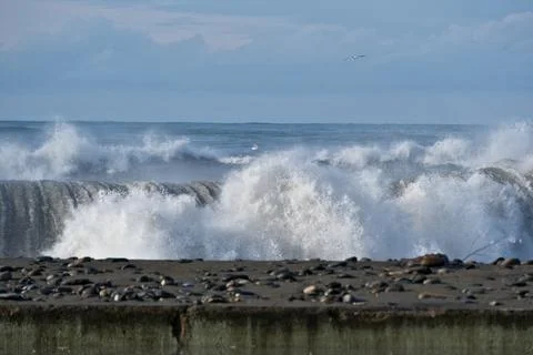 Dramatic storm waves crashing on a pebble beach, Black Sea coast Foto stock