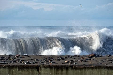 Dramatic storm waves crashing on a pebble beach, Black Sea coast Foto stock