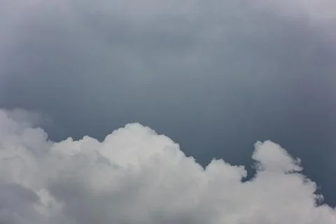 Dramatic stormy clouds over the outdoor sky during daytime Stockfoto's