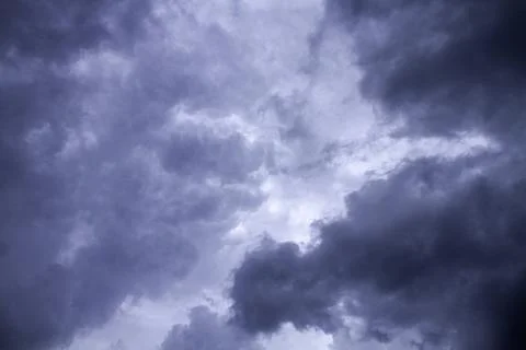 Dramatic stormy sky with dark clouds before heavy rain. Stockfoto's