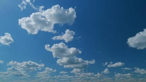 Dramatic Summer cloudscape. Blue sky white clouds. Changing cloudscape. Time Foto stock