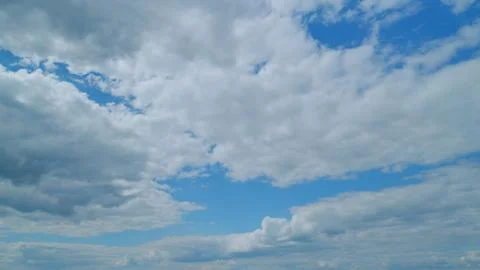 Dramatic Summer cloudscape. Blue sky white clouds. Changing cloudscape. Time Foto stock
