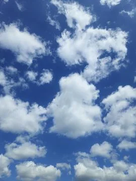 Dramatic Summer Sky Filled with Fluffy White Cumulus Clouds Foto stock