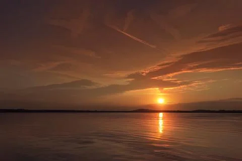 Dramatic summer sunset over Lake Mitkow in Poland. Evening landscape. Fotos de archivo
