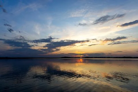 Dramatic summer sunset over Lake Mitkow in Poland. Evening landscape. Foto stock