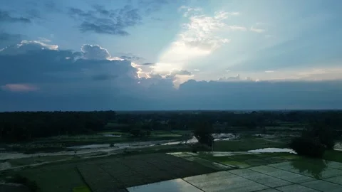 Dramatic sun rays breaking through sunset clouds over rural agricultural fi.. Stock Footage 342448574