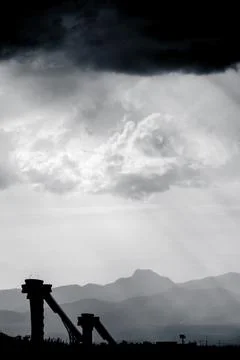 Dramatic sunbeams break through storm clouds, creating a silhouette Foto stock
