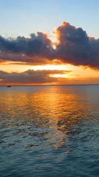 Dramatic Sunburst Through Clouds Over Ocean Samoa 库存照片