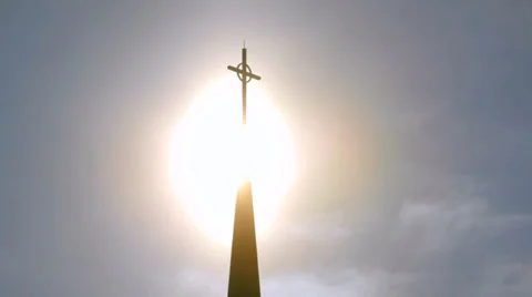Dramatic sunlight behind church cross Video stock 35400127