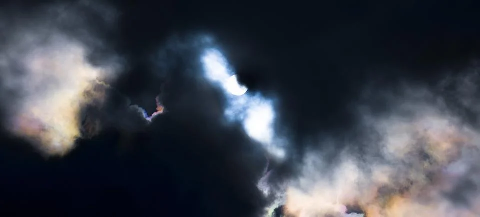 Dramatic sunlight breaking through dark iridescent clouds Foto stock