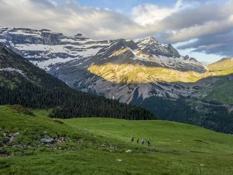 Dramatic Sunlight Over the Gavarnie Mountains in the French Pyrenees 스톡 사진
