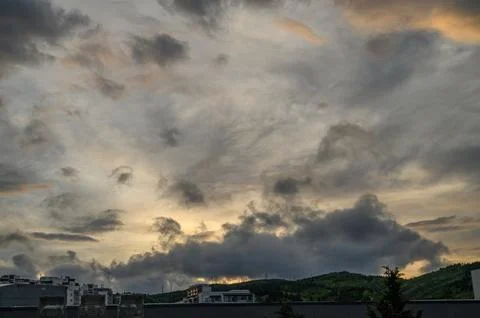 Dramatic Sunrise or Sunset Over Horizon with Thick Layered Clouds and Golde.. Stockfoto's