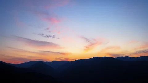 Dramatic Sunrise Over Sea of Clouds in Chinese Mountains Vídeo Stock 334990497