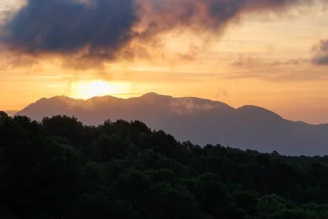 A dramatic sunrise over the Serrella mountain range Stockfoto's
