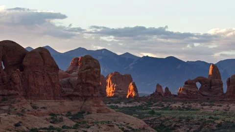 Dramatic sunrise with rock pinnacles and balanced rocks in Arches National Park Vidéo 258856598