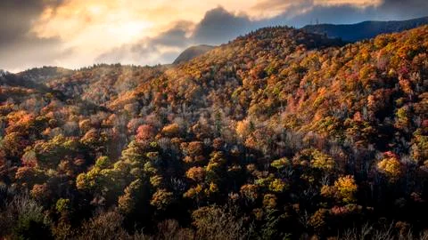 Dramatic sunrise with sun rays in Blue Ridge Parkway Foto stock