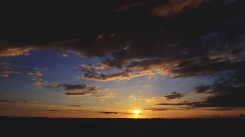 Dramatic sunset against the background of clouds and fields and an industrial Vídeo Stock 199383368