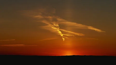 Dramatic sunset and contrails over the American southwest desert - Aerial View Vídeo Stock 259081195