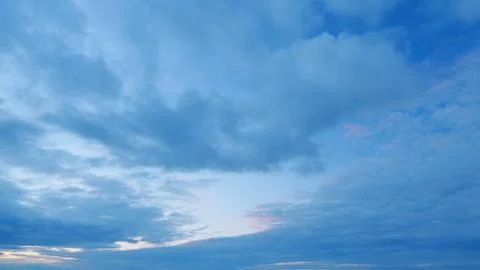 Dramatic sunset. Bright sun light ray and sunbeams. Evening time. Timelapse. Stockfoto's