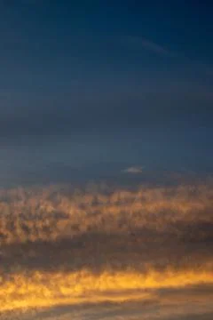 Dramatic Sunset Clouds Against Deep Blue Sky Stockfoto's