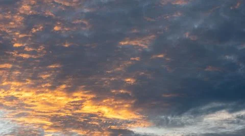 Dramatic Sunset Clouds at Dusk Stockfoto's