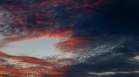 Dramatic Sunset Clouds with Fiery Hues Foto stock