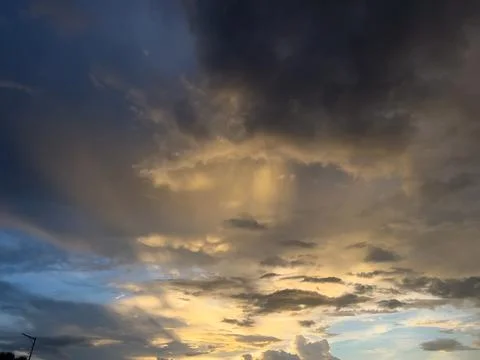 Dramatic Sunset Clouds With Golden Light Foto stock