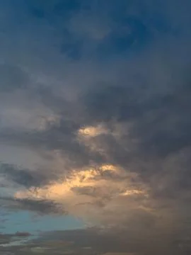 Dramatic Sunset Clouds with Golden Light Stockfoto's