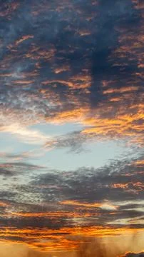Dramatic Sunset Clouds in Orange and Blue Foto stock