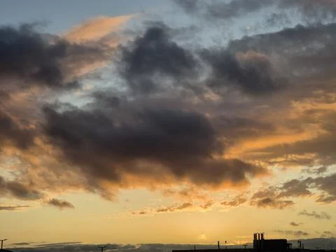 Dramatic sunset clouds over the horizon at dusk Stockfoto's
