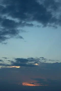 Dramatic Sunset Clouds Over the Horizon Stockfoto's