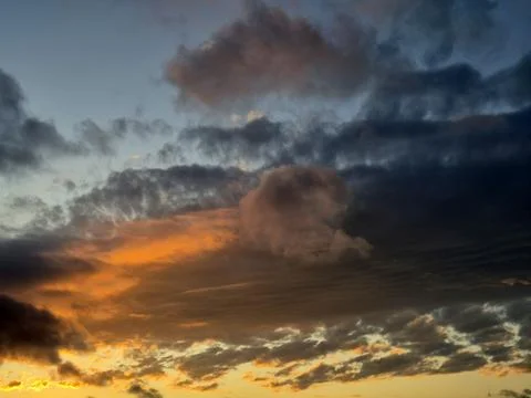 Dramatic sunset clouds over landscape horizon Stockfoto's
