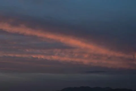 Dramatic Sunset Clouds Over Mountains Stock-Fotos