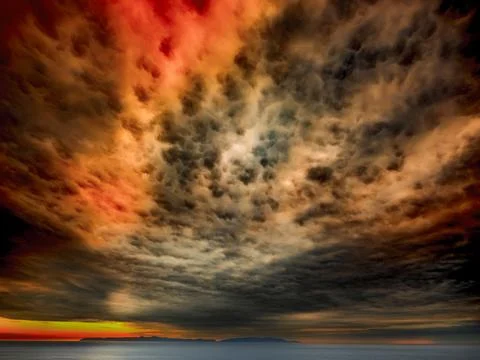 Dramatic sunset clouds over the ocean with Catalina Island in the distance Foto stock
