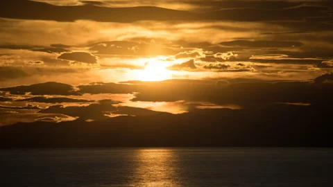 Dramatic sunset with clouds over the sea in Greece Vidéo 292496974