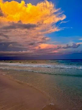 Dramatic Sunset Clouds over Turquoise Ocean Waves at Tulum Beach, Mexico Foto stock