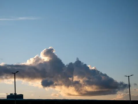 Dramatic sunset clouds over urban skyline Foto stock