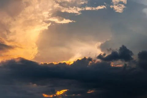 Dramatic Sunset with Clouds in the Sky Stock-Fotos