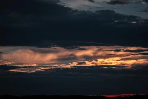 Dramatic Sunset Cloudscape with Golden Light Breaking Through Stock-Fotos