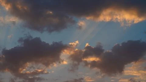 Dramatic Sunset Cloudscape with Golden Sunbeams in Sky Fotos Stock