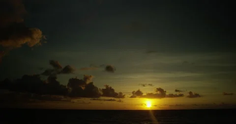 Dramatic sunset during golden hour Vidéo 139378903